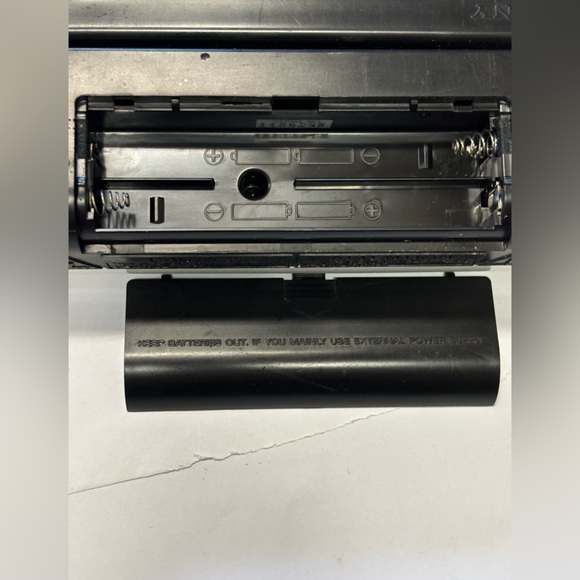 Radio Sony Vintage portable modèle ICF-850W Fonctionnelle électrique ou batterie - Picture 8 of 9